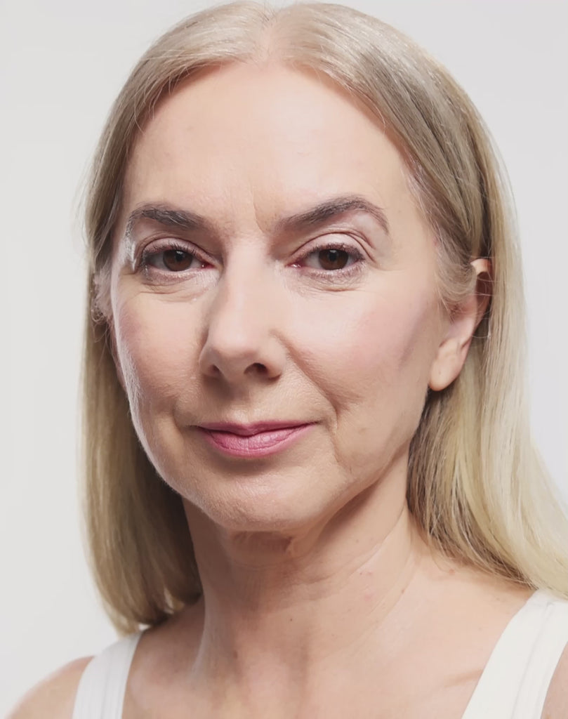 Aggie colour-changing lipstick with hyaluronic acid and vitamin E_4