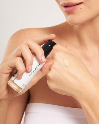 Nutridome 12-hour light mattifying full-coverage face foundation for porcelain skin 01 ivory - 2