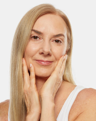 Aggie colour-changing lipstick with hyaluronic acid and vitamin E_2 - 2